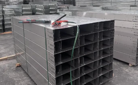 兰州槽式桥架全封闭设计，防尘防干扰，常用于精密仪器区域！